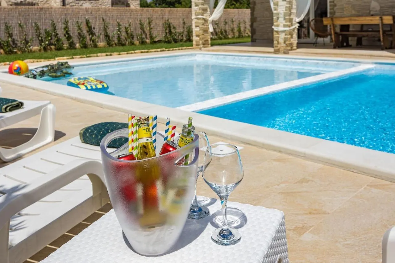 Villa Pietro Comfortable Holiday Residence Cabrunici
